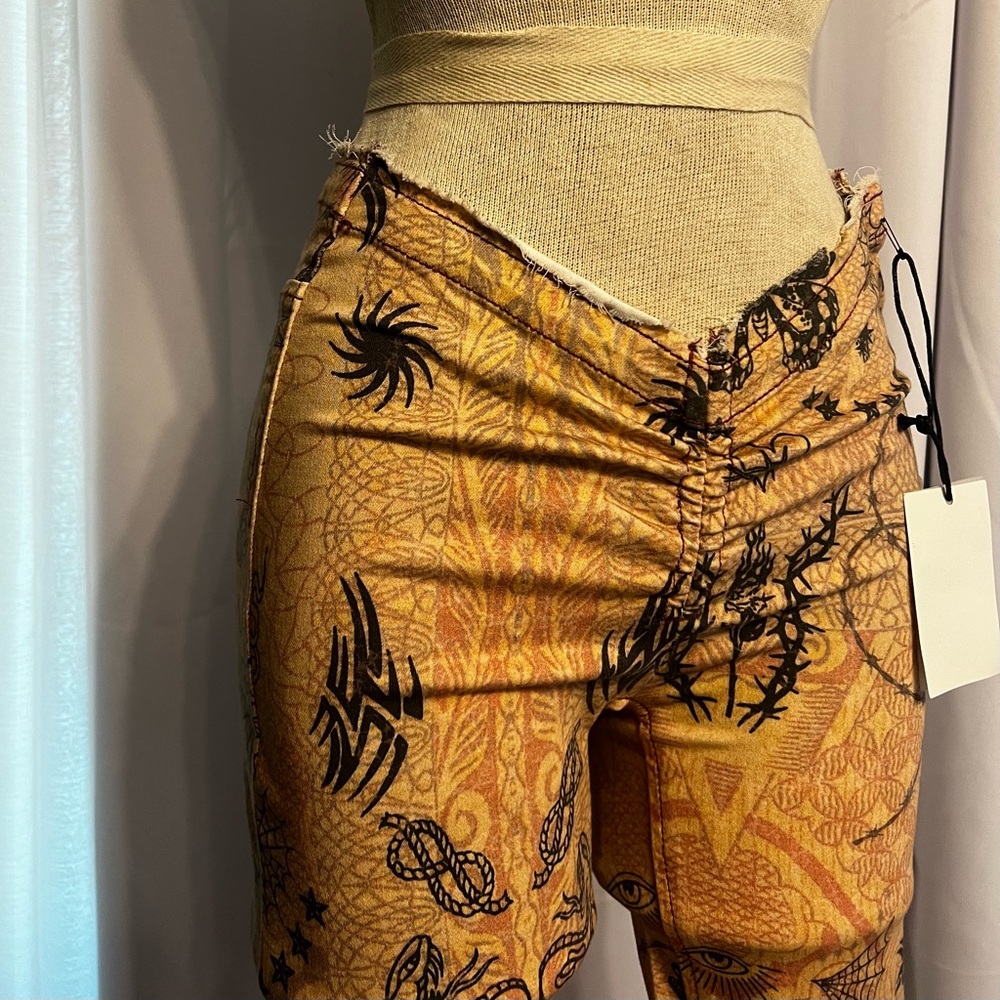 Urban Outfitters BDG Ruched Dipped V-Front Flare Printed Jeans Size 24- Stretch